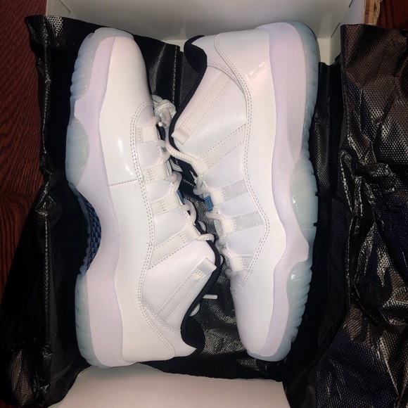 AIR JORDAN RETRO 11s LEGEND BLUE BRAND NEW IN BOX - Picture 3 of 5